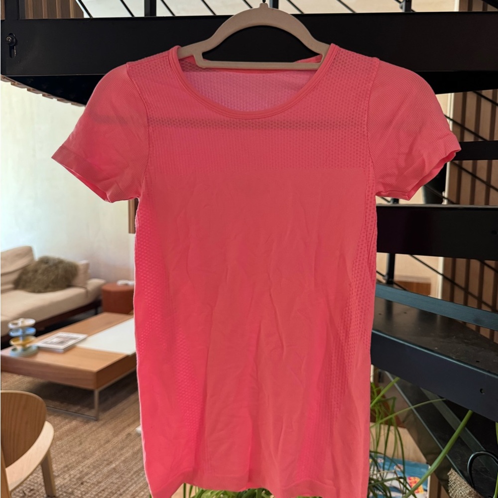 ALO Yoga Women’s Short Sleeve Tee in Bright Pink